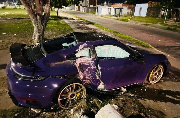 Motorista de carro de luxo fica ferido após colisão com poste em Aracaju