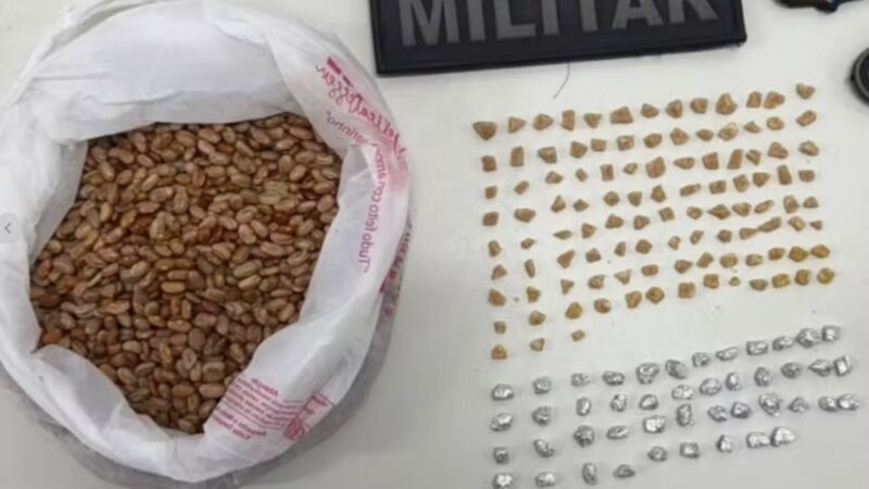 Mulher é presa com pedras de crack escondidas dentro de pacote de feijão em Aracaju