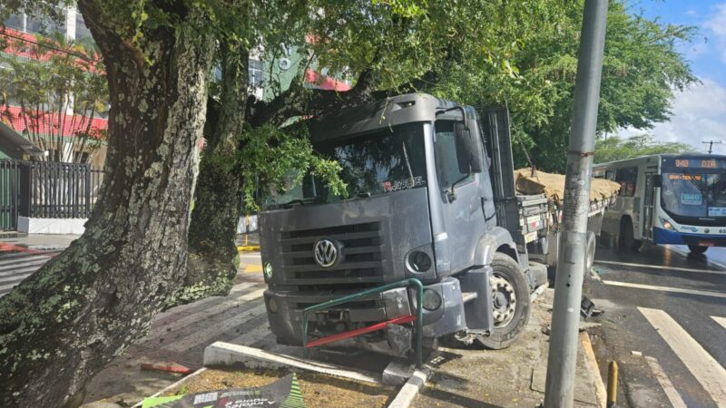 Condutor fica ferido após colisão entre carro e caminhão na Tancredo Neves