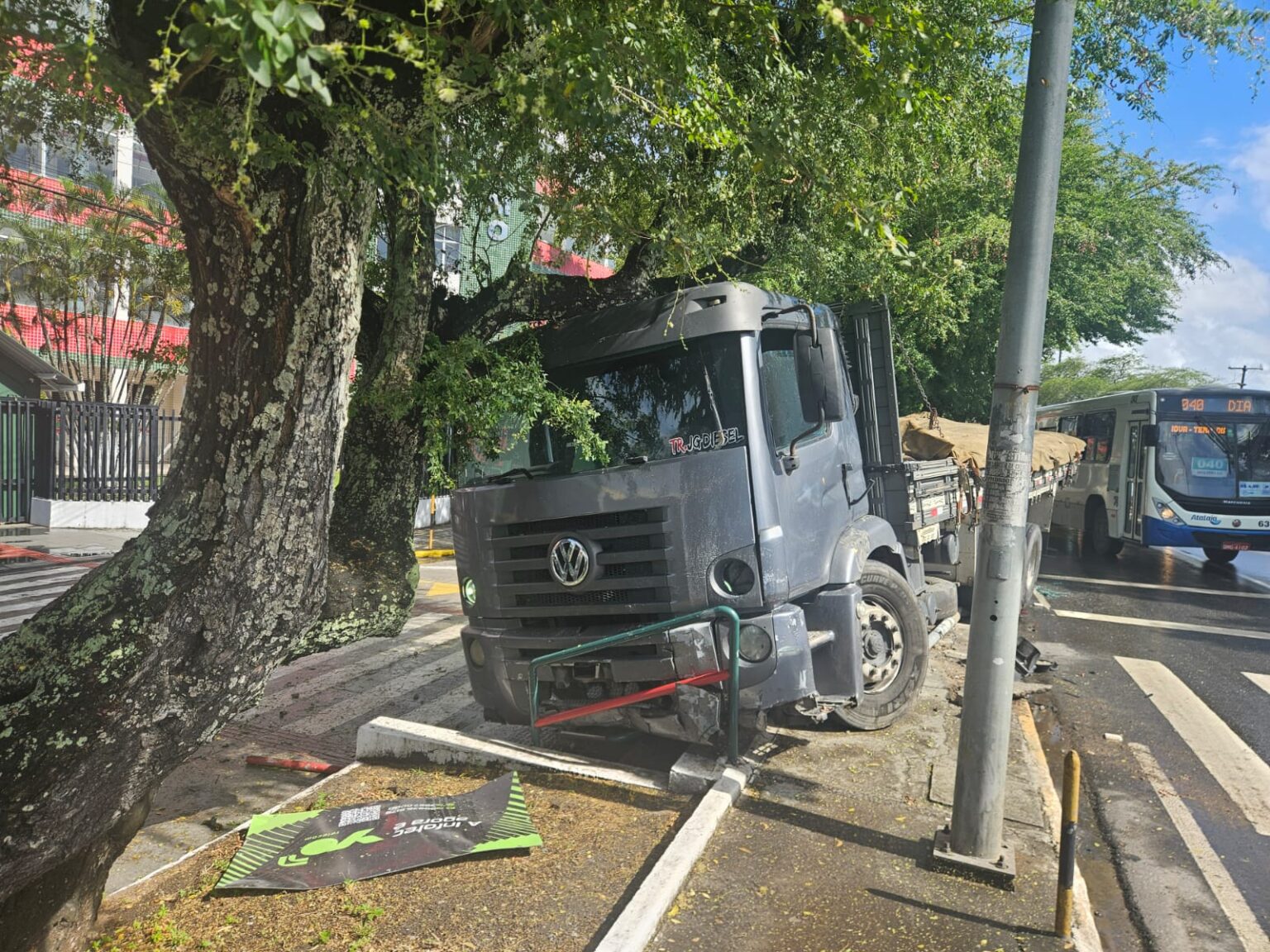 Condutor fica ferido após colisão entre carro e caminhão na Tancredo Neves
