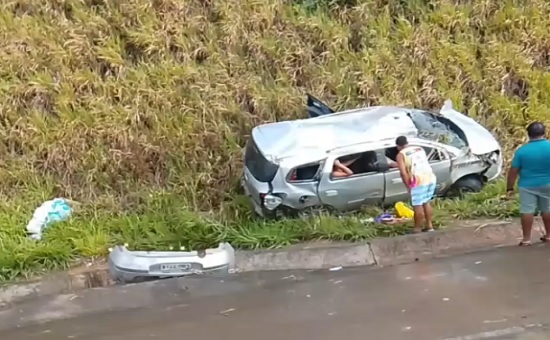 Maruim: três pessoas ficam feridas em capotamento na BR-101