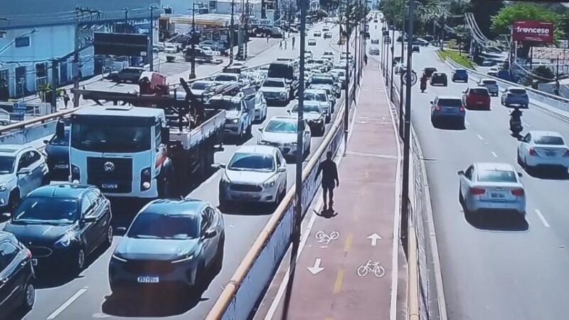 Acidente com quatro veículos deixa trânsito lento na Av. Tancredo Neves