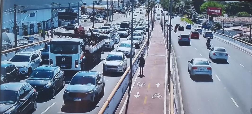 Acidente com quatro veículos deixa trânsito lento na Av. Tancredo Neves