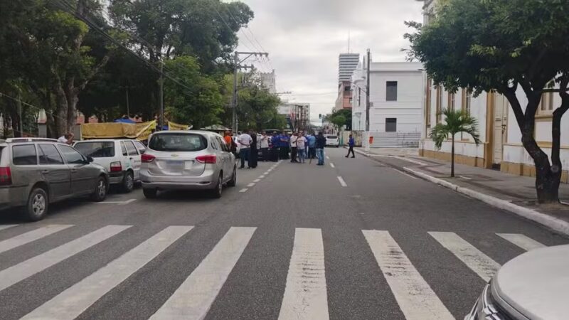 Motoristas de táxi-lotação bloqueiam trânsito em frente à Câmara de Vereadores de Aracaju