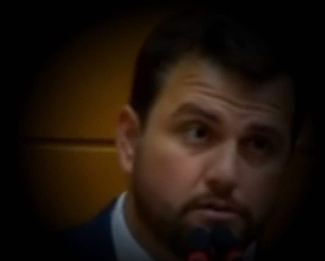 Marcos Oliveira tenta descredibilizar o Judiciário ao reforçar narrativa vitimista de Valmir