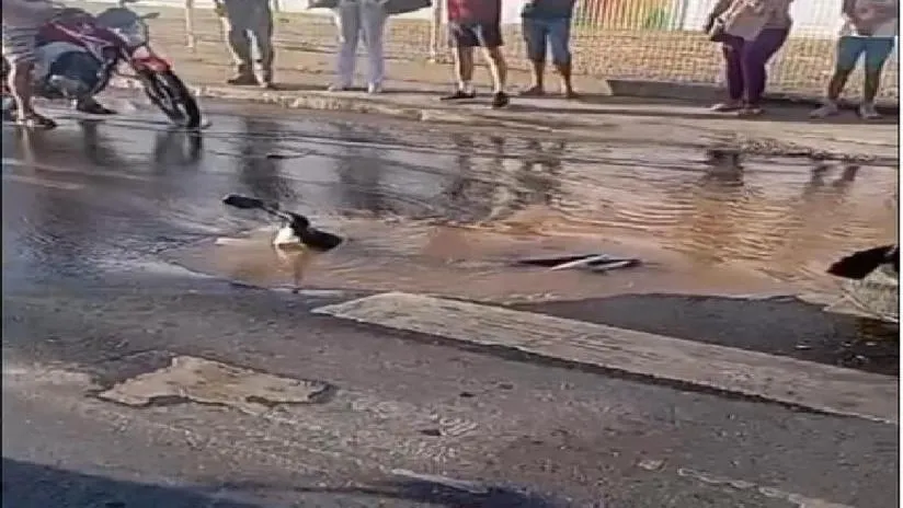 Cratera  “engole” moto após rompimento de adutora, em Lagarto