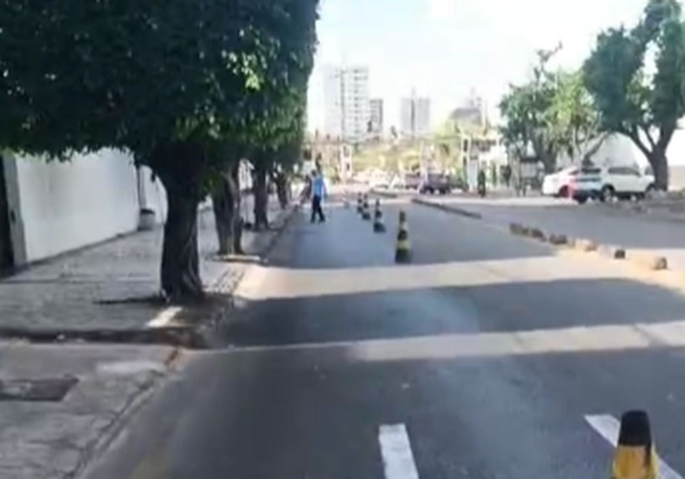 Óleo na pista bloqueia avenida na Zona Sul de Aracaju 