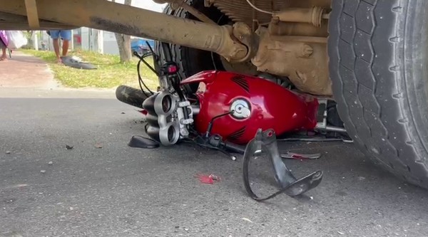 Motociclista fica ferido após colidir com caminhão em Nossa Senhora do Socorro