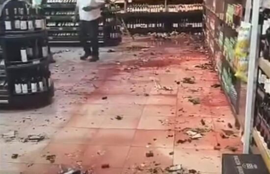 Mulher quebra garrafas de bebidas em supermercado de Socorro