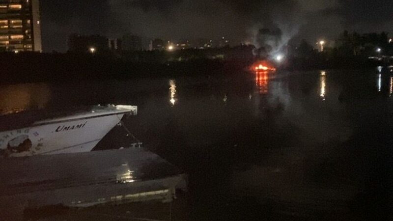 Duas embarcações pegam fogo no Rio Poxim em Aracaju