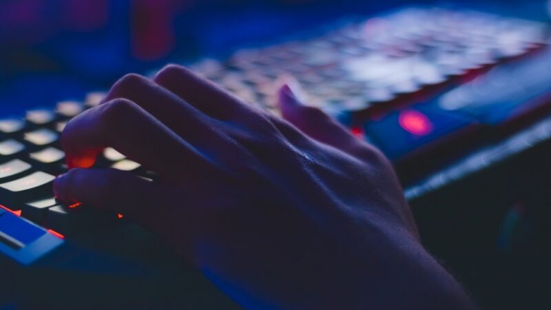 Homem é indiciado após publicar pornografia feita com IA envolvendo 12 mulheres em Sergipe