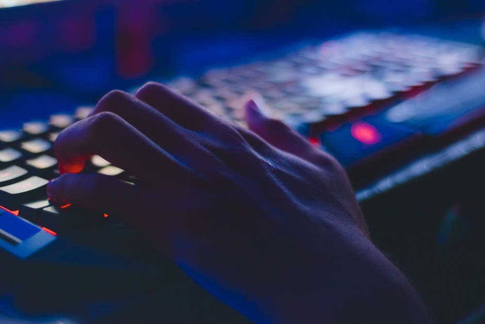 Homem é indiciado após publicar pornografia feita com IA envolvendo 12 mulheres em Sergipe