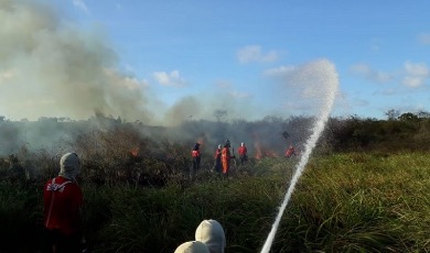 Bombeiros e GTA combatem incêndio florestal em São Cristóvão