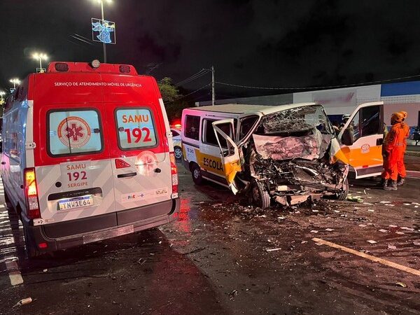Carro conduzido por adolescente bate de frente contra van escolar em Aracaju