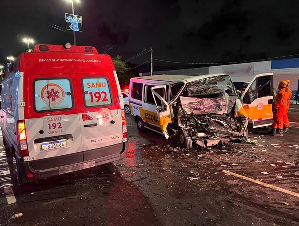 Carro conduzido por adolescente bate de frente contra van escolar em Aracaju