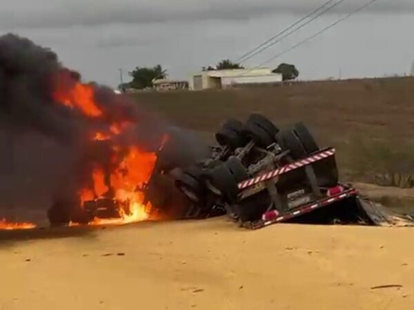 Caminhão carregado de milho tomba e pega fogo na rodovia SE-170