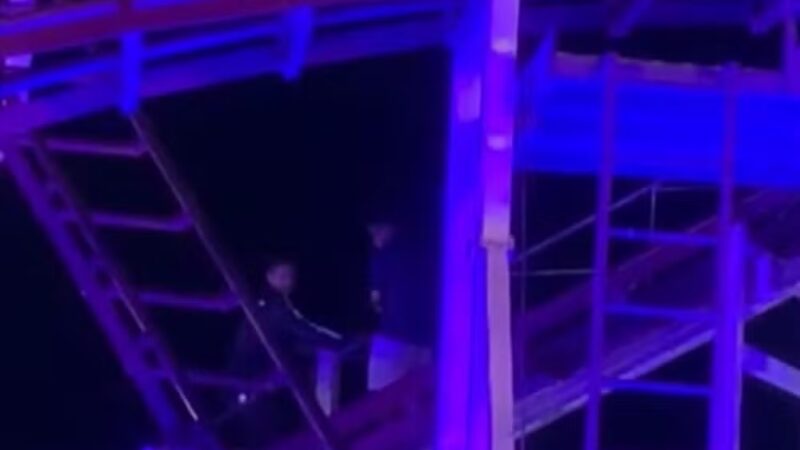 Pessoas são resgatadas após montanha-russa travar em Aracaju