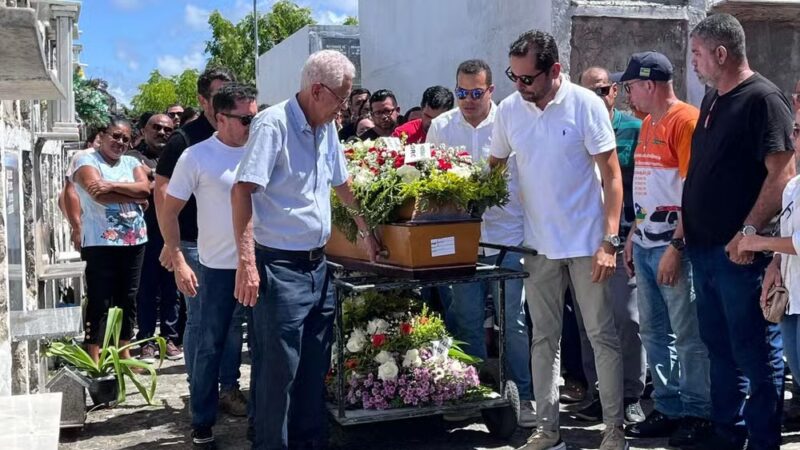 Familiares e amigos se despedem de farmacêutico morto a tiros em Aracaju