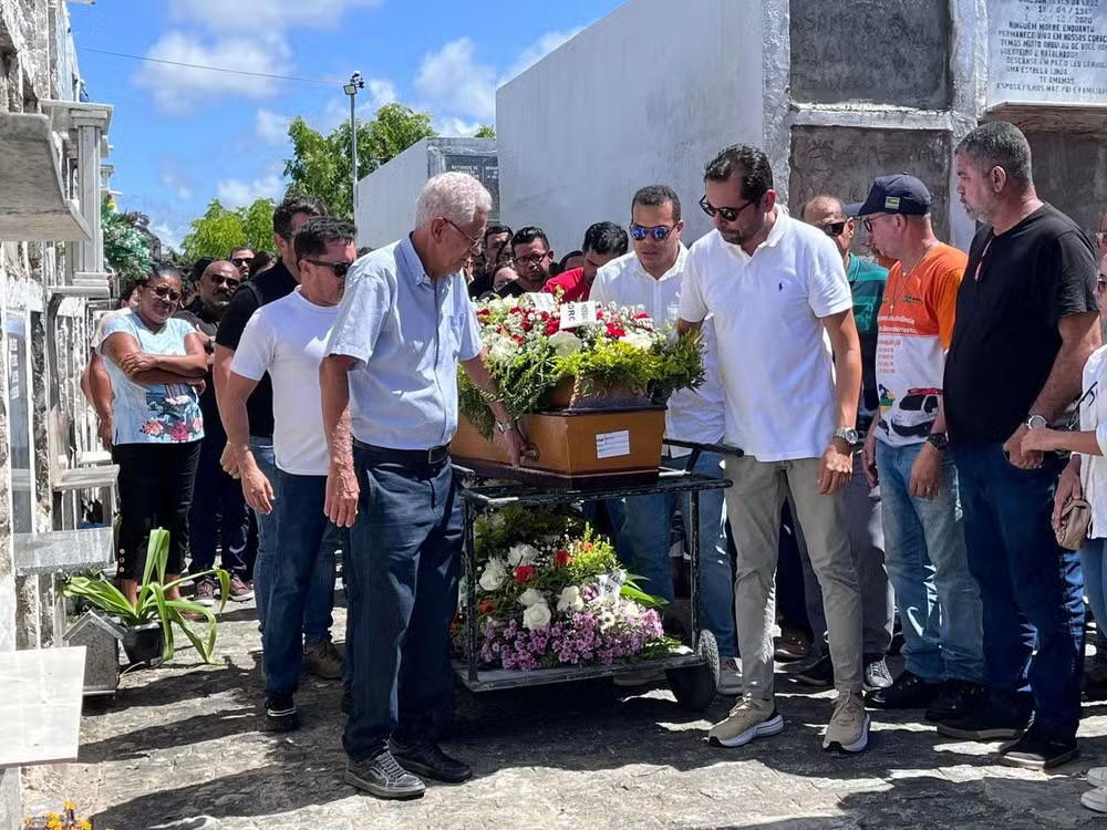 Familiares e amigos se despedem de farmacêutico morto a tiros em Aracaju