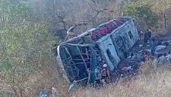 Ônibus com romeiros capota e deixa 16 mortos e feridos em São José da Tapera, em Alagoas