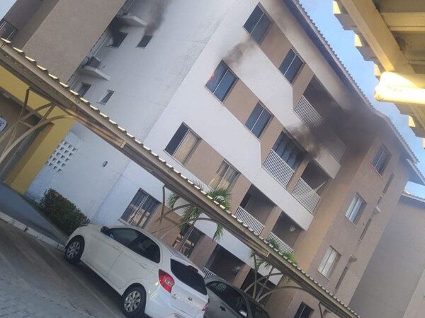Morador fica inconsciente durante incêndio em apartamento na Barra dos Coqueiros