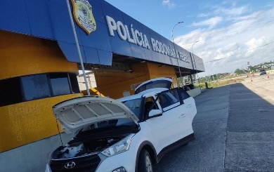 Homens são presos com carro roubado, arma, munições e droga na BR-101