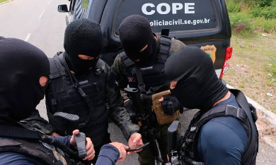 Cope flagra dupla com 20 pacotes de flor de maconha em Aracaju