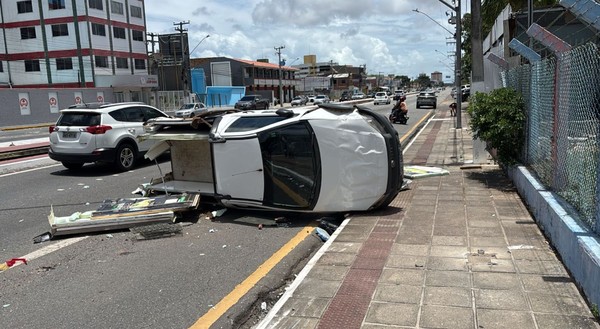 Veículo capota e atinge outro carro em avenida de Aracaju