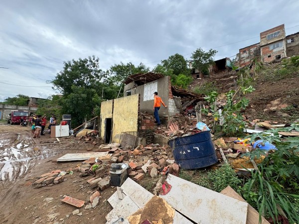 Casa desaba em Porto da Folha após fortes chuvas