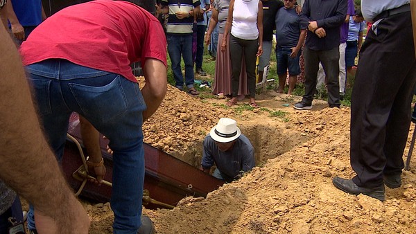Motociclista que morreu após cair de viaduto em Aracaju estava indo para o primeiro dia de trabalho, diz família