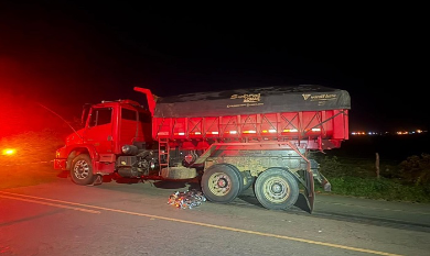 Motociclista morre após colisão seguida de atropelamento em Glória
