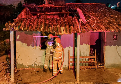 Incêndio destrói interior de residência no Pov. Colônia Treze, em Lagarto