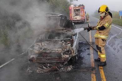 Veículo pega fogo na rodovia entre Lagarto e Boquim