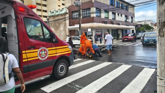 Colisão entre carro e moto deixa uma vítima hospitalizada em Aracaju