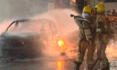 Carro pega fogo e fica destruído na Zona Sul de Aracaju