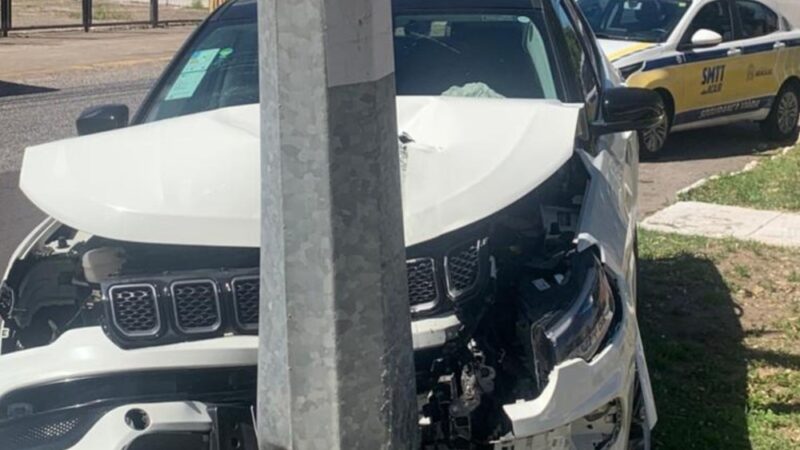 Mulher fica ferida após veículo bater em poste na Zona Sul de Aracaju