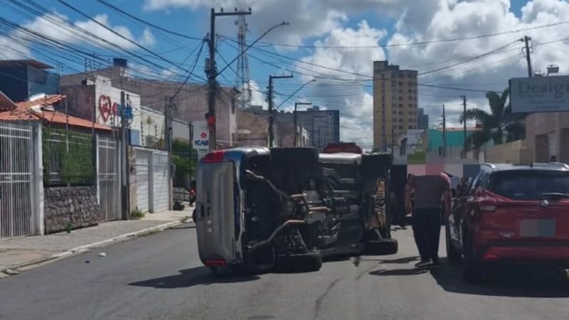 Mulher fica ferida após carro capotar em cruzamento em Aracaju