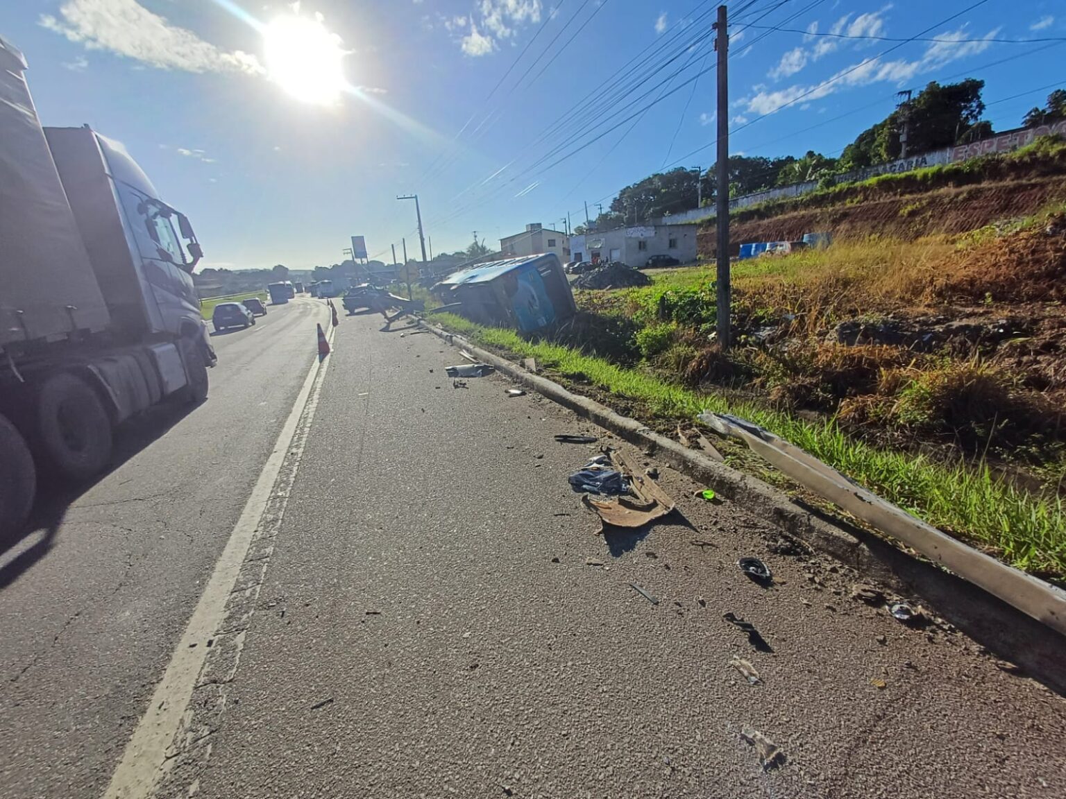 Ônibus com estudantes de Lagarto tomba na BR-101 em São Cristóvão