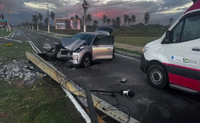 Veículo colide em poste e condutora fica ferida na rodovia Inácio Barbosa
