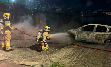 Carro é destruído por incêndio no bairro Lamarão em Aracaju