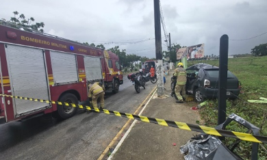 Veículo colide em poste e idoso fica presos às ferragens na Farolândia