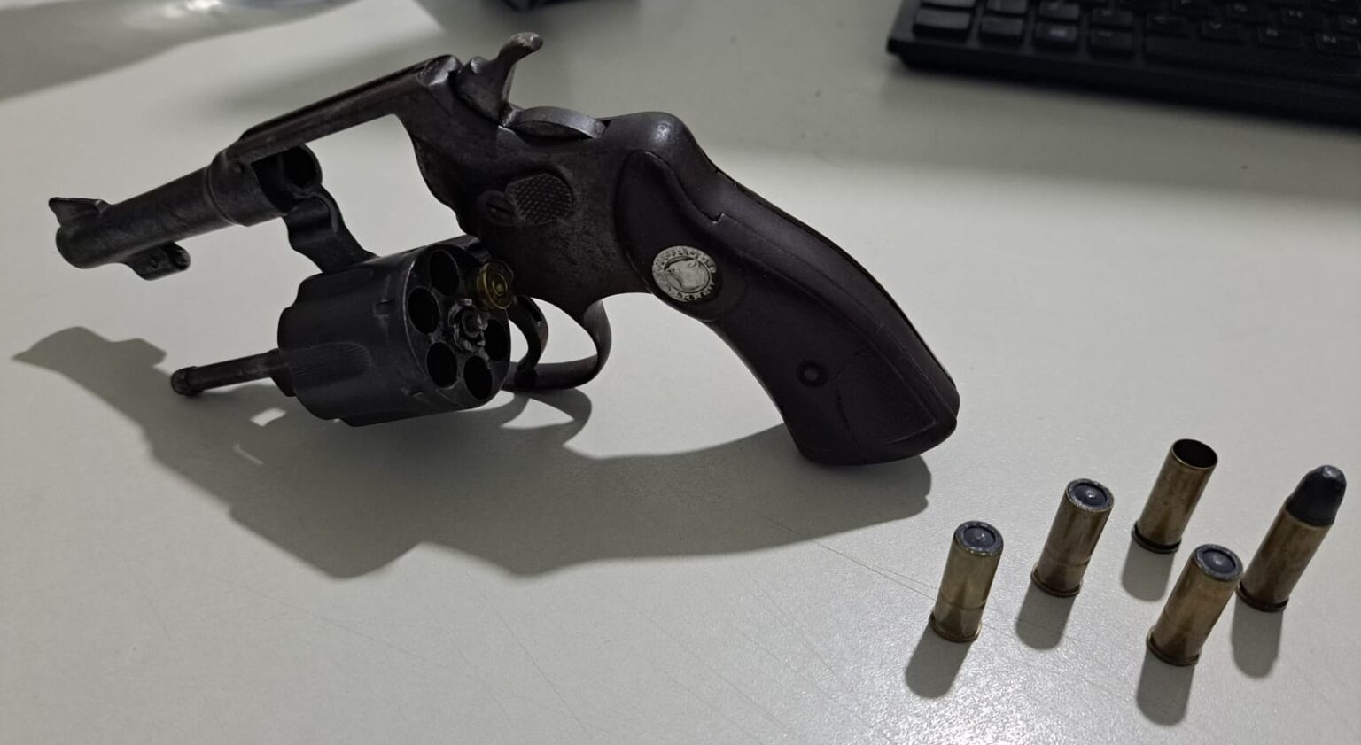 Homem é preso após ameaçar ex na frente da família e de bebê de 10 meses
