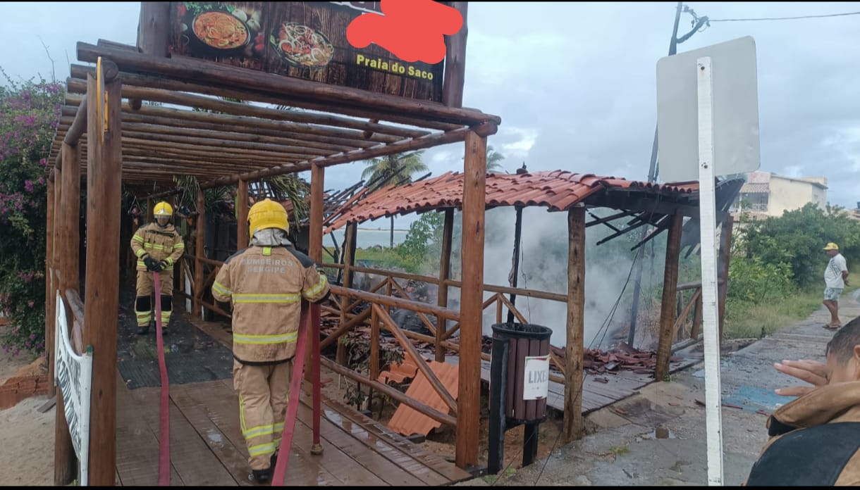 BAR É ATINGIDO POR INCÊNDIO NA PRAIA DO SACO EM ESTÂNCIA