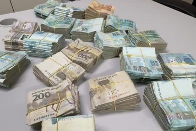Servidor da Educação de Aracaju é exonerado após apreensão de R$ 240 mil
