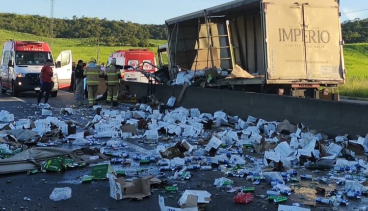 Caminhão carregado de cerveja perde os freios e atinge mureta em Capela