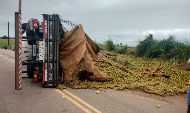 Caminhão carregado de laranja tomba na rodovia entre Itabaianinha e Arauá