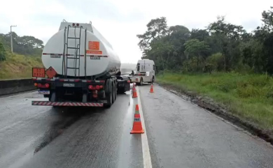 Caminhão e carreta colidem em Itaporanga; trânsito já foi liberado