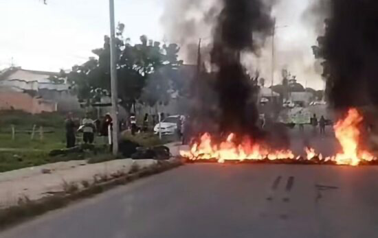 Moradores protestam por melhorias e bloqueiam rodovia em Socorro