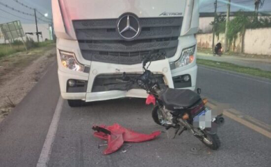 Motociclista fica gravemente ferido após colisão com caminhão na SE-170