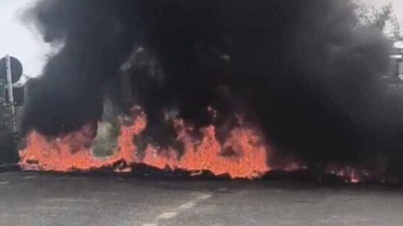 Moradores protestam contra falta de água e bloqueiam via em Socorro